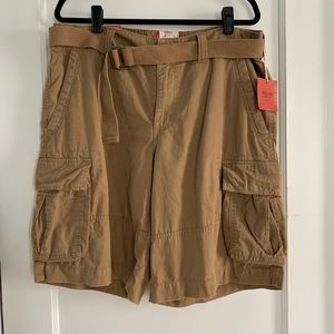 Men’s khaki cargo shorts
